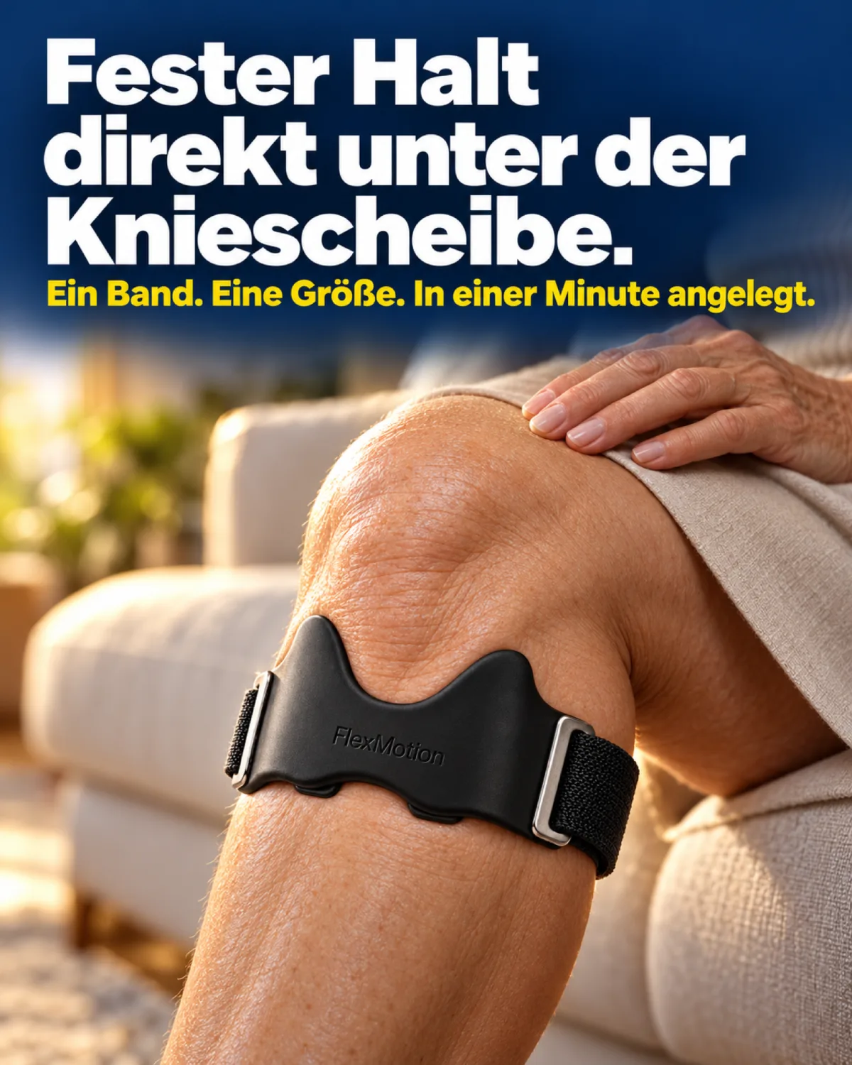 Nahaufnahme: FlexMotion sitzt fest direkt unter der Kniescheibe einer älteren Frau auf dem Sofa. Ein Band, eine Größe, in einer Minute angelegt.